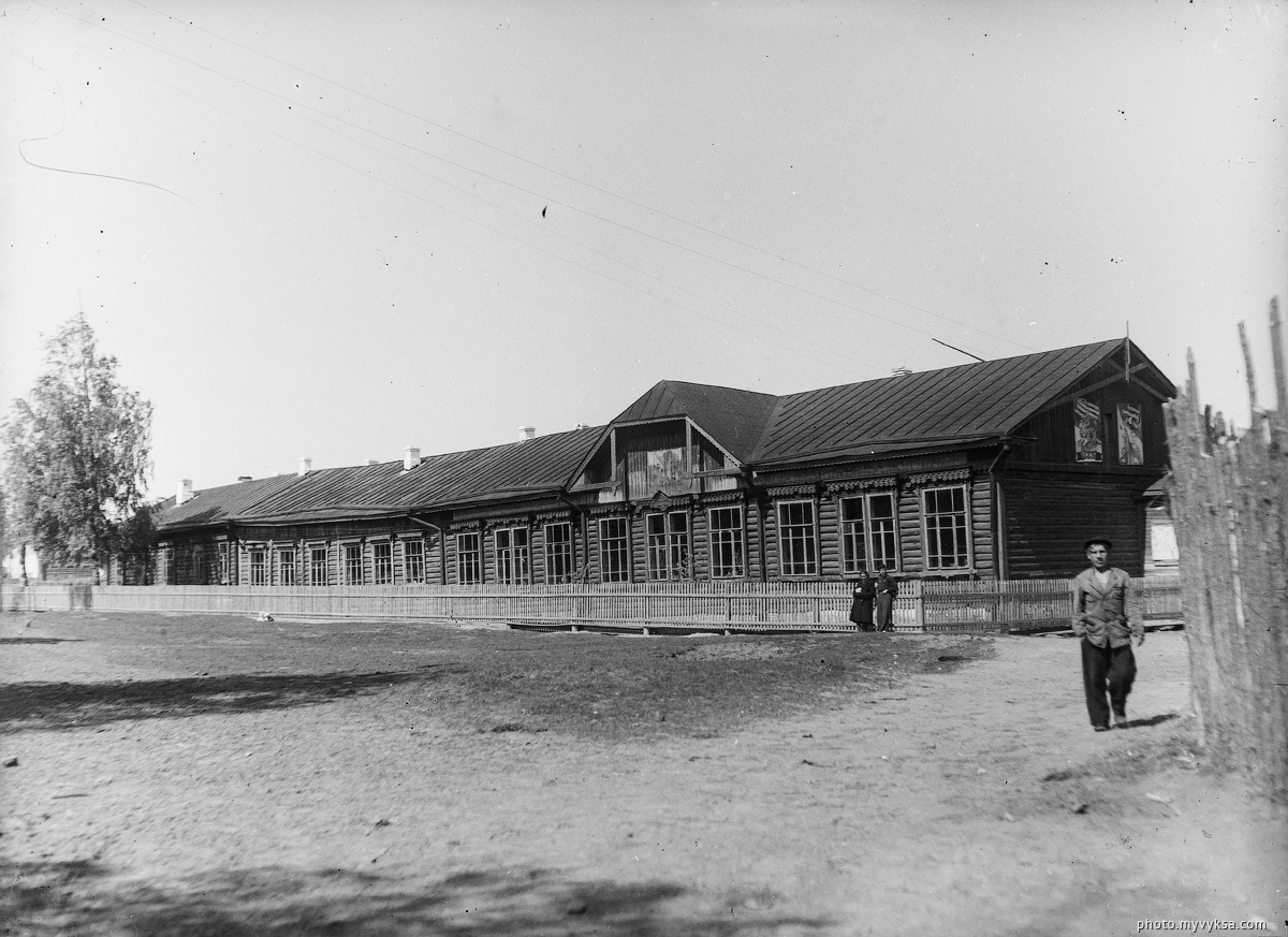 Первое здание Ближнепесоченской школы