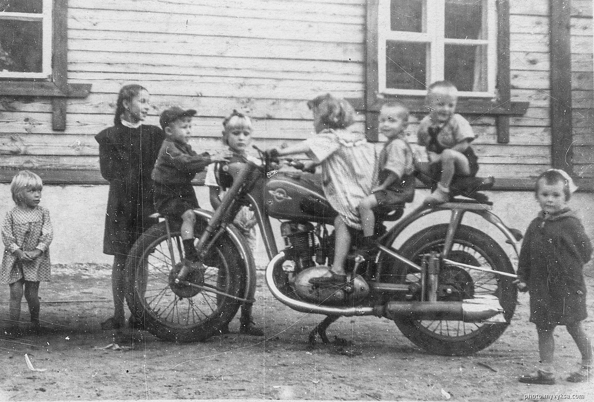 Дети на мотоцикле. Выкса