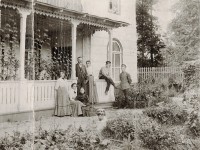 Семья Гельц у своего дома в парке