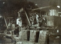 Рабочие на литейном производстве