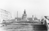 Памятник у проходной завода ДРО
