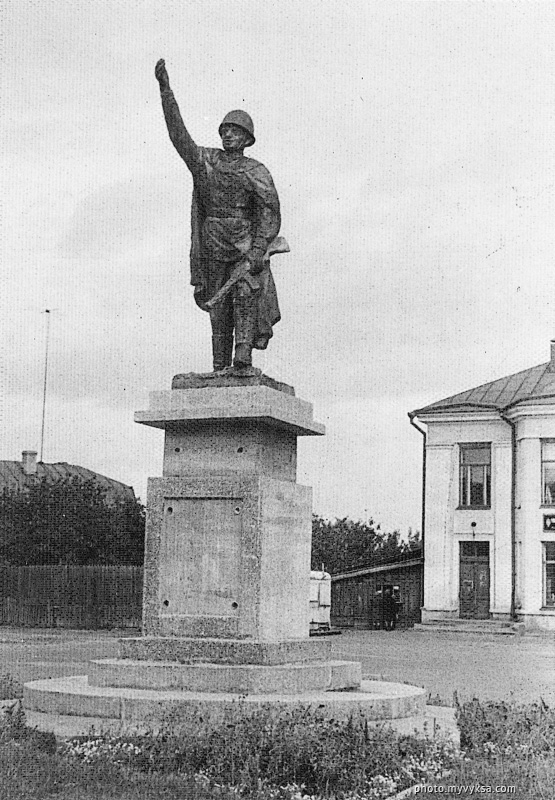 Памятник на Комсомольской площади. Выкса
